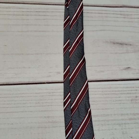 Banana Republic Gray and Red Classic SILK Tie - Picture 9 of 9